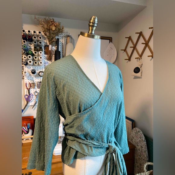 Wrap top with 3/4” sleeves green cotton blouse - Picture 2 of 12